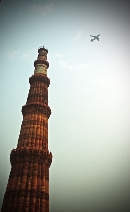 Qutb-Minar-and-aeroplane