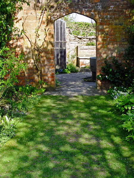 through-to-the-bathing-pool-garden